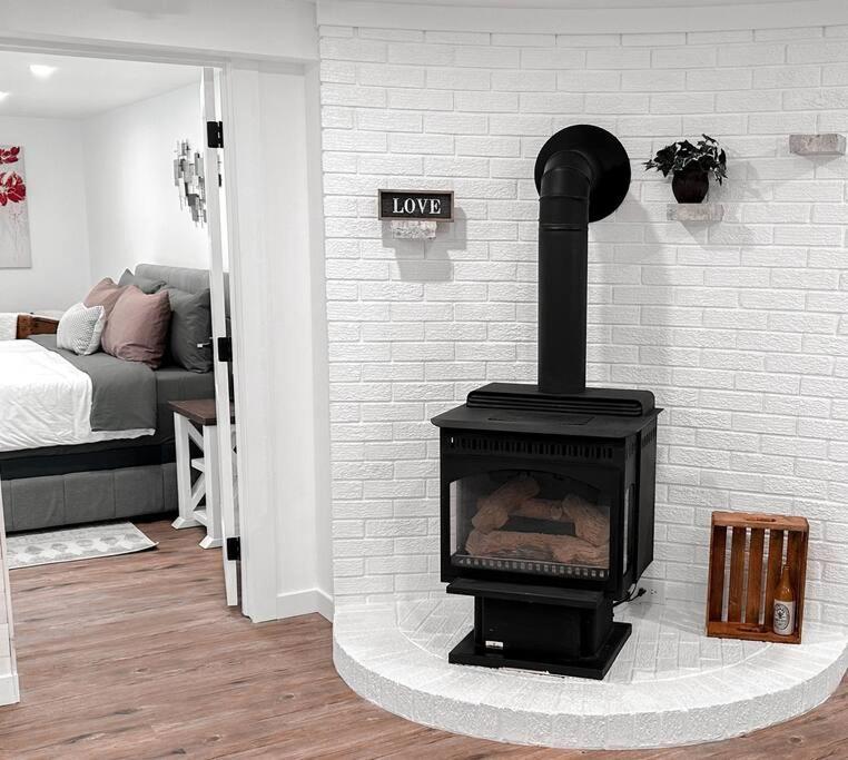 The Victoria Suite In Elora- King Bed Exterior foto